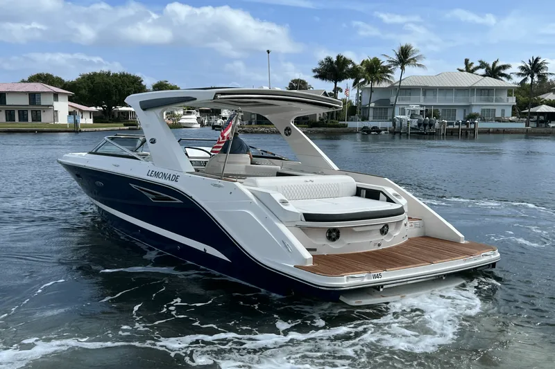 Slide: The Image of Sea Ray SLX 310 2022 - 9