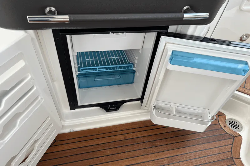 Slide: The Image of Sea Ray SLX 310 2022 - 92