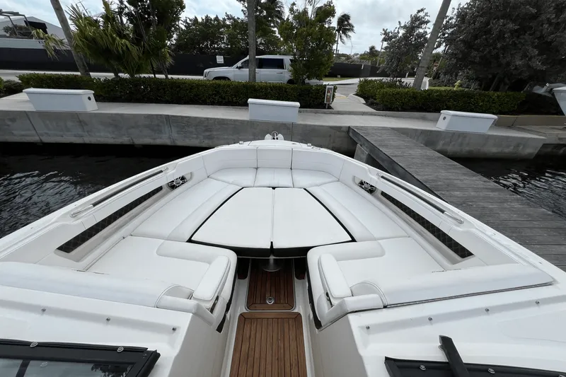 Slide: The Image of Sea Ray SLX 310 2022 - 96