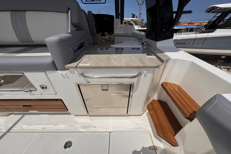 Slide: The Image of Boston Whaler 350 Realm 2025 - 15