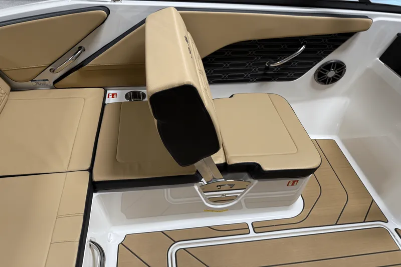 Slide: The Image of Sea Ray SPX 190 Outboard 2025 - 35