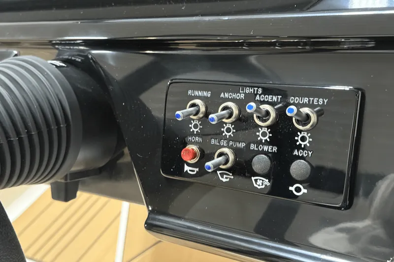 Slide: The Image of Sea Ray SPX 190 Outboard 2025 - 55