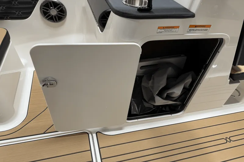 Slide: The Image of Sea Ray SPX 190 Outboard 2025 - 63