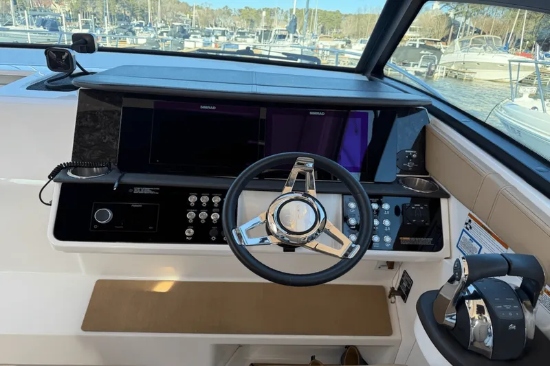 Slide: The Image of Sea Ray 320 2020 - 12