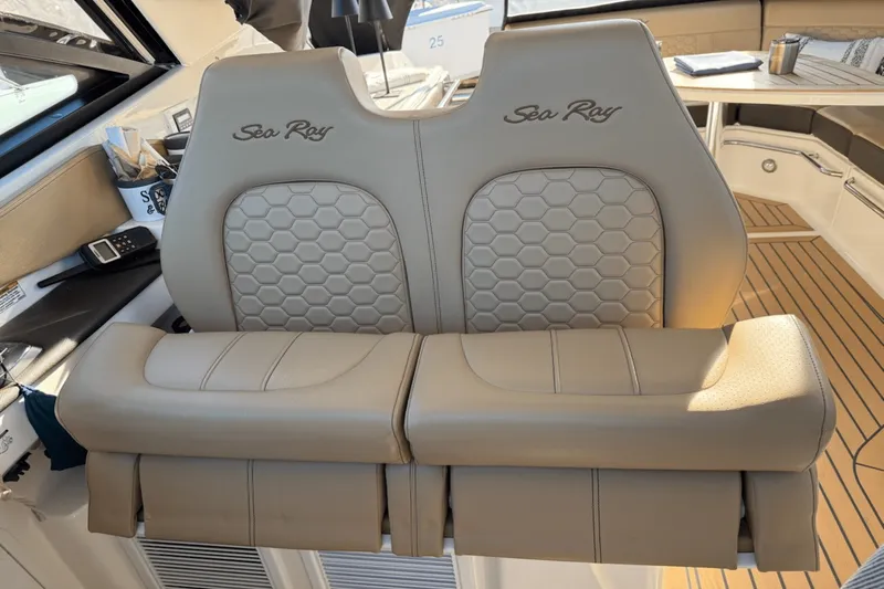 Slide: The Image of Sea Ray 320 2020 - 13