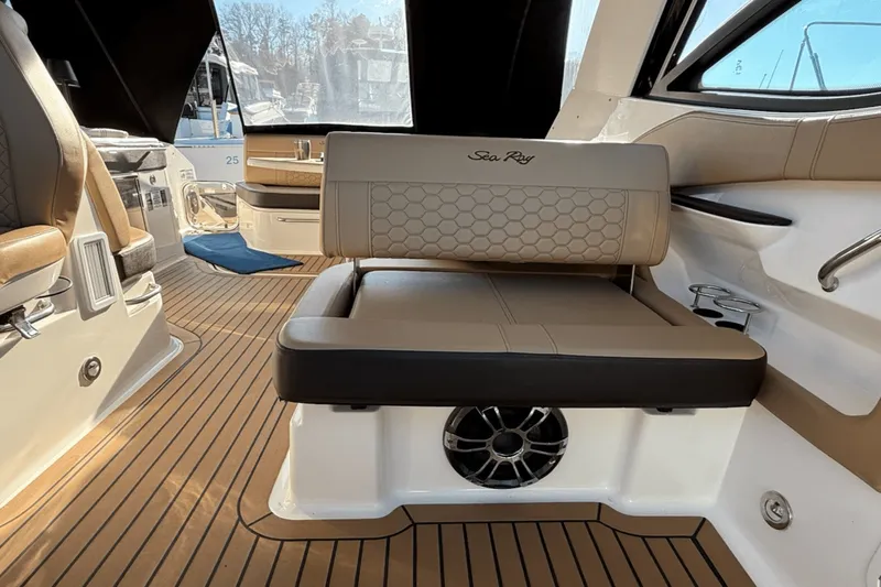 Slide: The Image of Sea Ray 320 2020 - 15