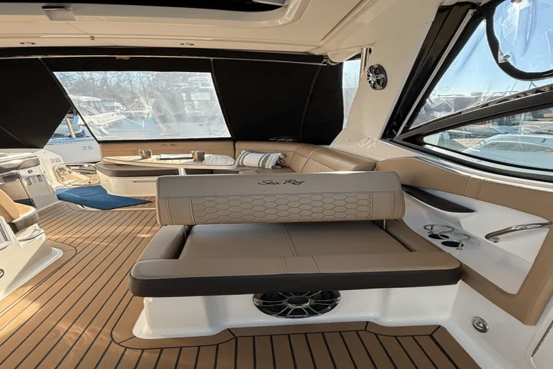 Slide: The Image of Sea Ray 320 2020 - 16