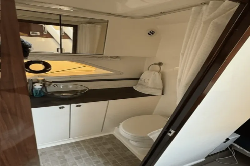 Slide: The Image of Sea Ray 320 2020 - 17