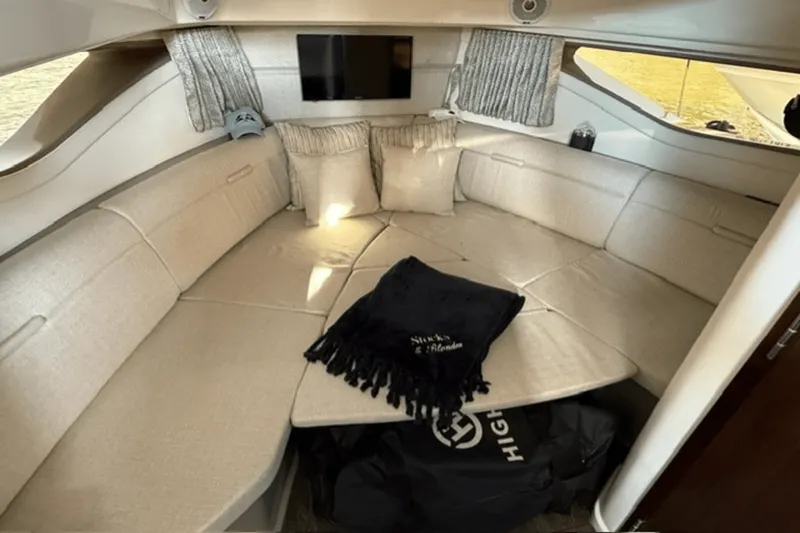 Slide: The Image of Sea Ray 320 2020 - 18