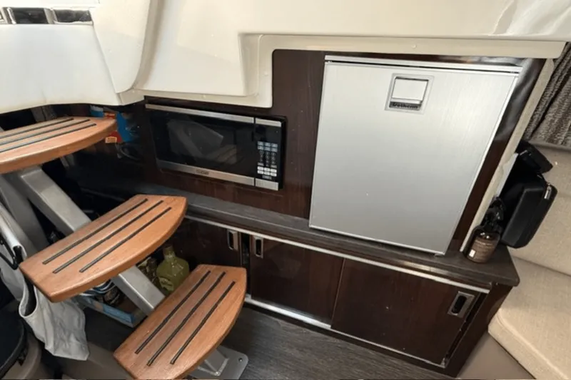 Slide: The Image of Sea Ray 320 2020 - 20