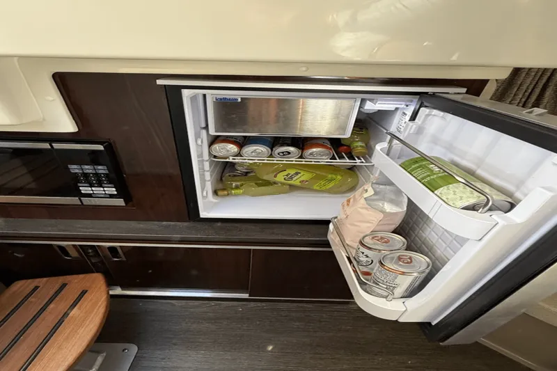 Slide: The Image of Sea Ray 320 2020 - 21