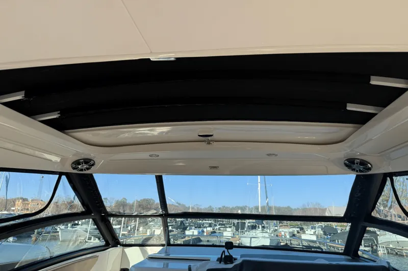 Slide: The Image of Sea Ray 320 2020 - 22