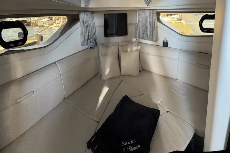 Slide: The Image of Sea Ray 320 2020 - 24