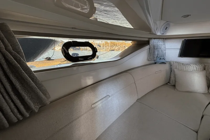 Slide: The Image of Sea Ray 320 2020 - 25