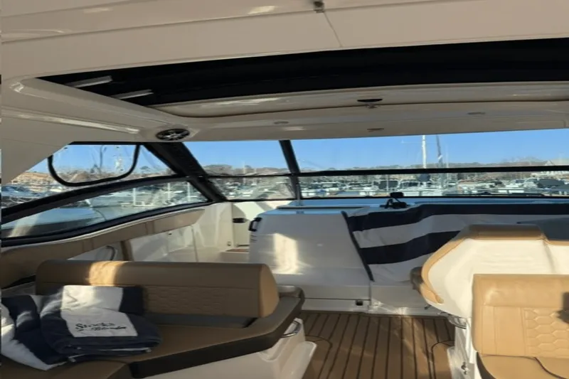 Slide: The Image of Sea Ray 320 2020 - 27