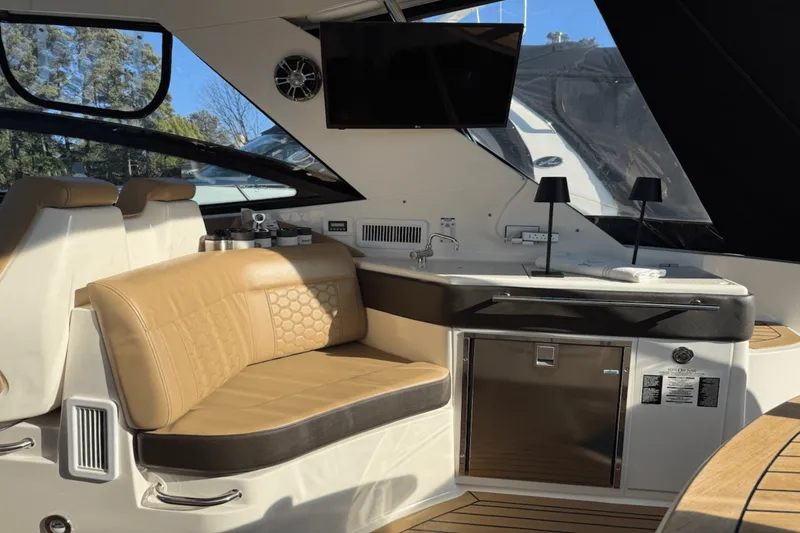 Slide: The Image of Sea Ray 320 2020 - 8