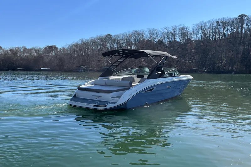 Slide: The Image of Sea Ray 250 SDX 2025 - 10