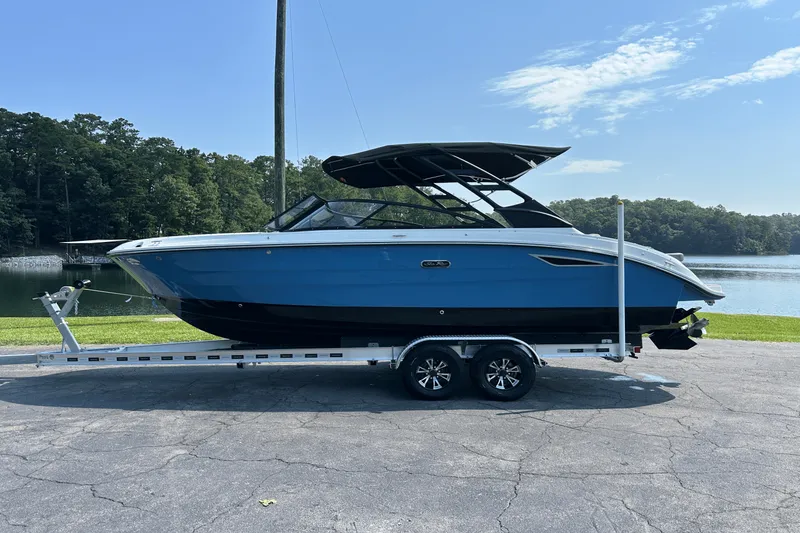 Slide: The Image of Sea Ray 250 SDX 2025 - 14