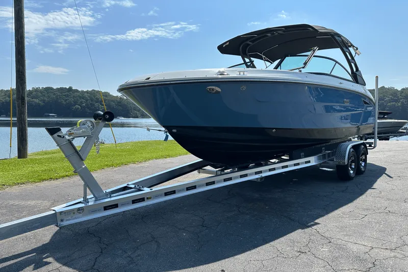 Slide: The Image of Sea Ray 250 SDX 2025 - 16