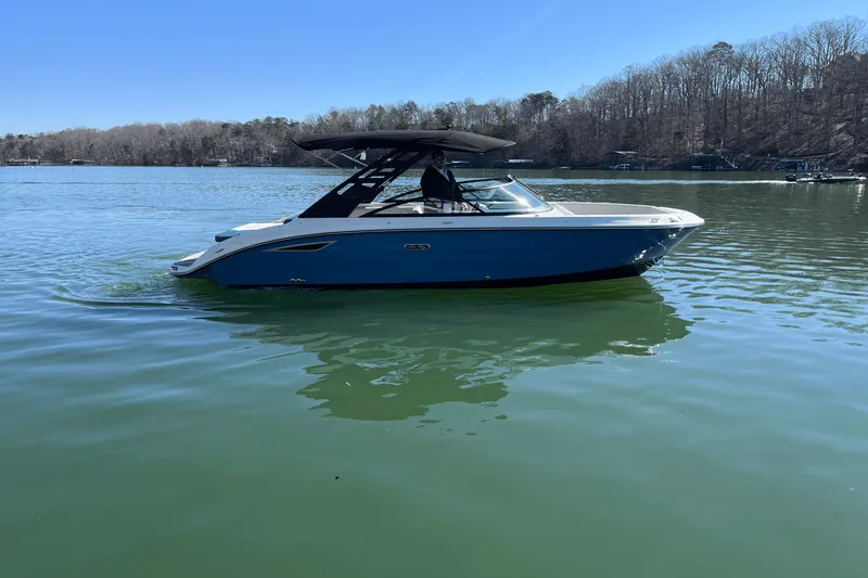 Slide: The Image of Sea Ray 250 SDX 2025 - 2