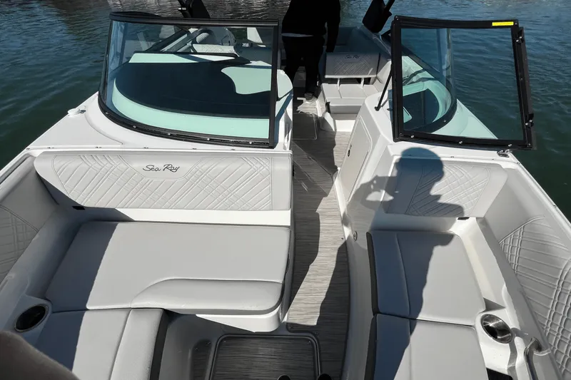 Slide: The Image of Sea Ray 250 SDX 2025 - 20