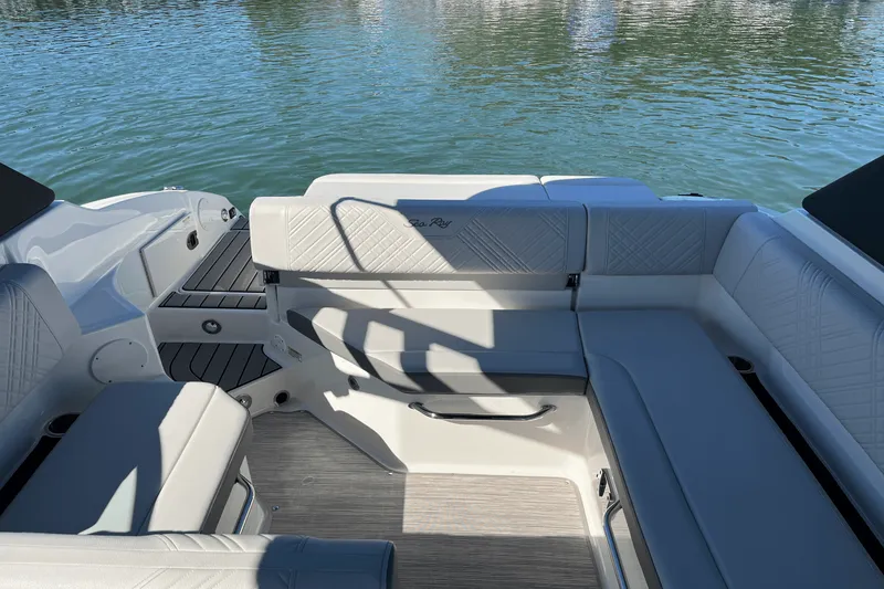 Slide: The Image of Sea Ray 250 SDX 2025 - 25