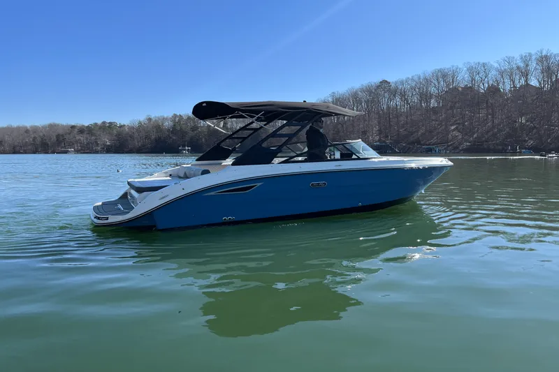 Slide: The Image of Sea Ray 250 SDX 2025 - 3