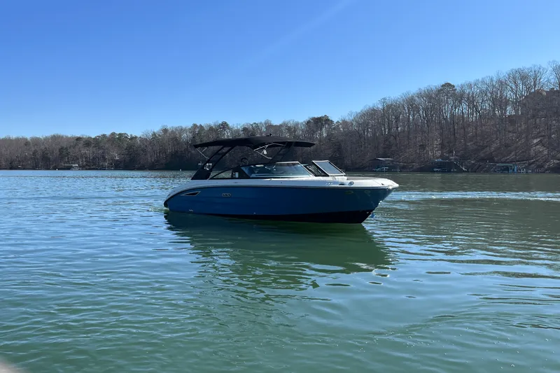 Slide: The Image of Sea Ray 250 SDX 2025 - 6