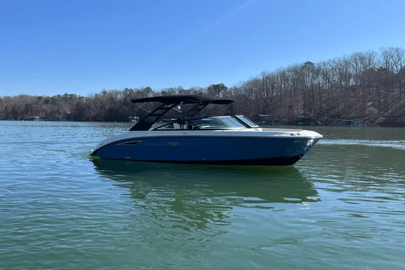 Slide: The Image of Sea Ray 250 SDX 2025 - 7