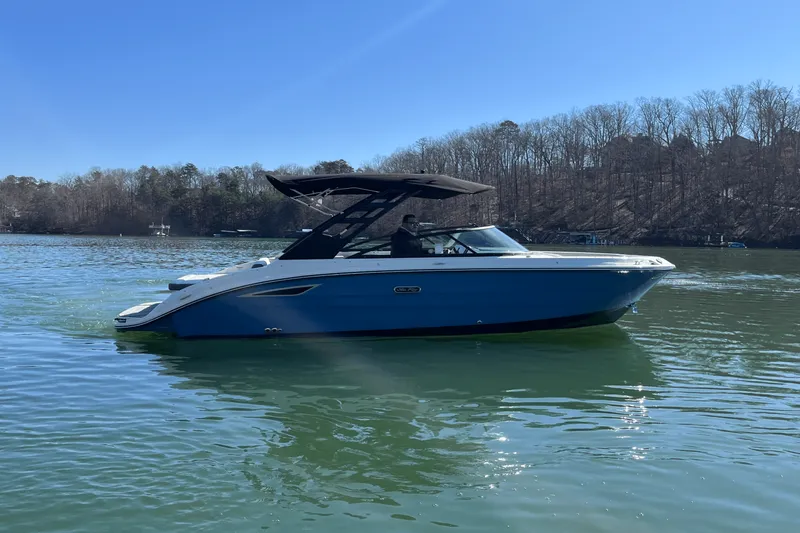 Slide: The Image of Sea Ray 250 SDX 2025 - 8
