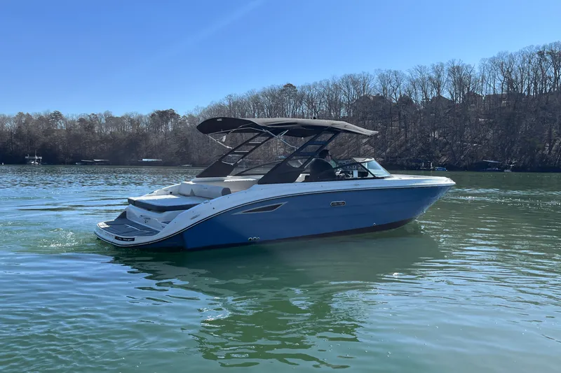 Slide: The Image of Sea Ray 250 SDX 2025 - 9