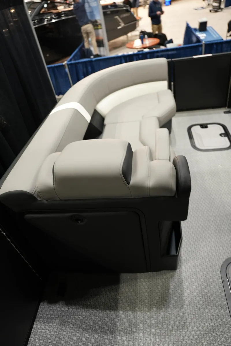 Slide: The Image of Evotti 700 Series 23CS 2026 - 3