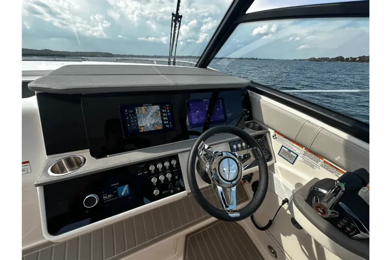 Slide: The Image of Sea Ray 320 SUNDANCER 2024 - 12