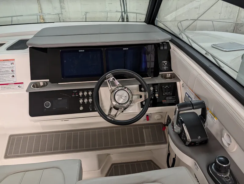 Slide: The Image of Sea Ray 320 SUNDANCER 2024 - 13