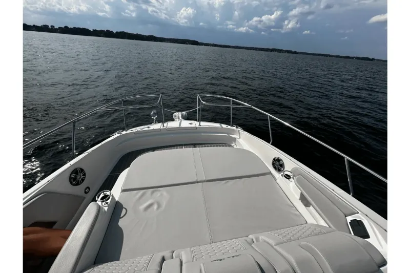 Slide: The Image of Sea Ray 320 SUNDANCER 2024 - 14