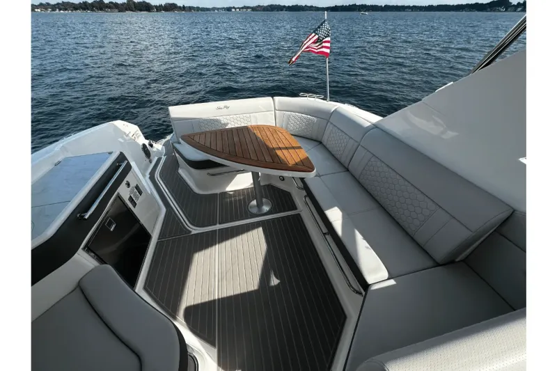 Slide: The Image of Sea Ray 320 SUNDANCER 2024 - 16