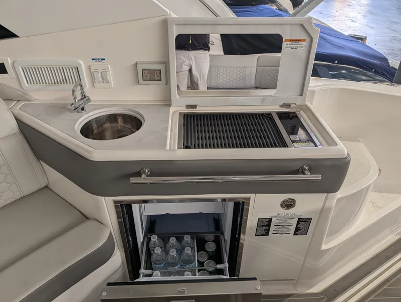 Slide: The Image of Sea Ray 320 SUNDANCER 2024 - 18