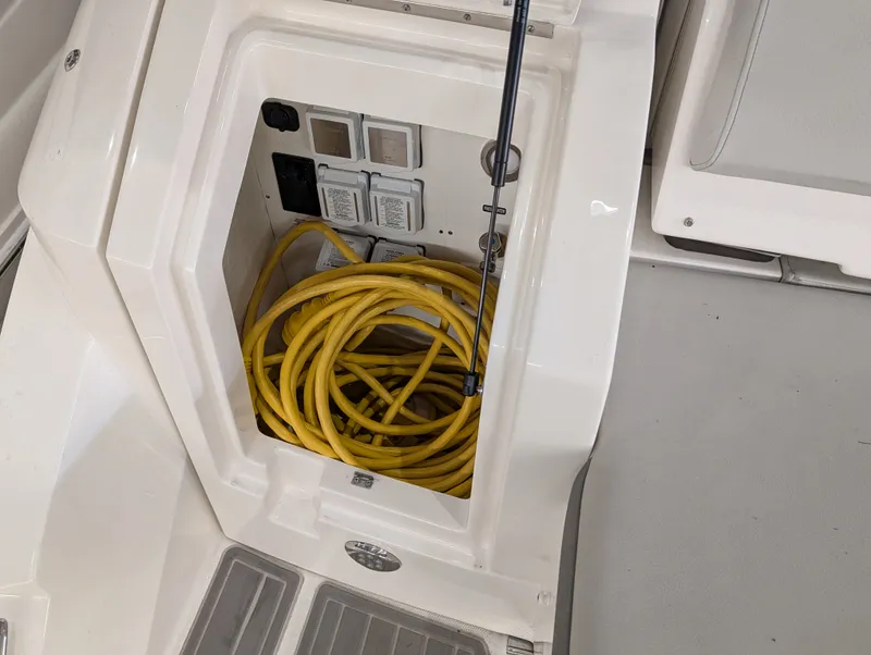 Slide: The Image of Sea Ray 320 SUNDANCER 2024 - 25