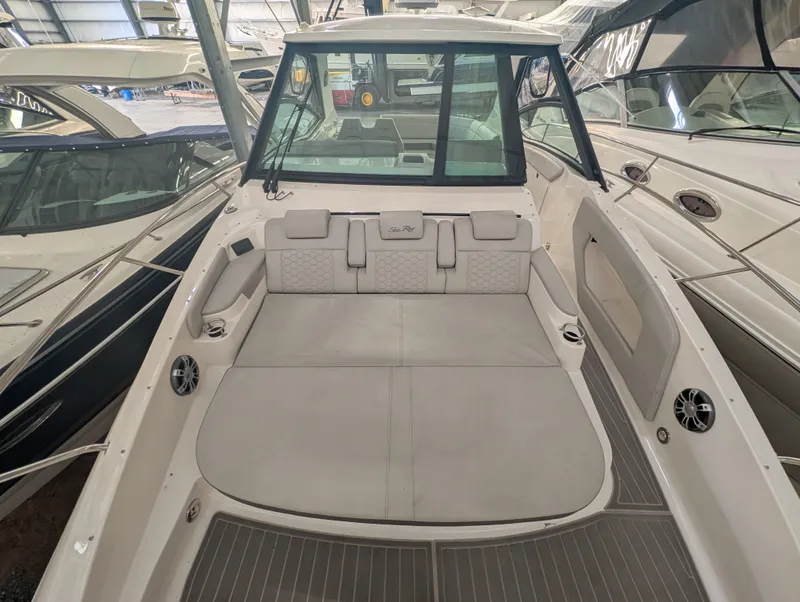 Slide: The Image of Sea Ray 320 SUNDANCER 2024 - 30