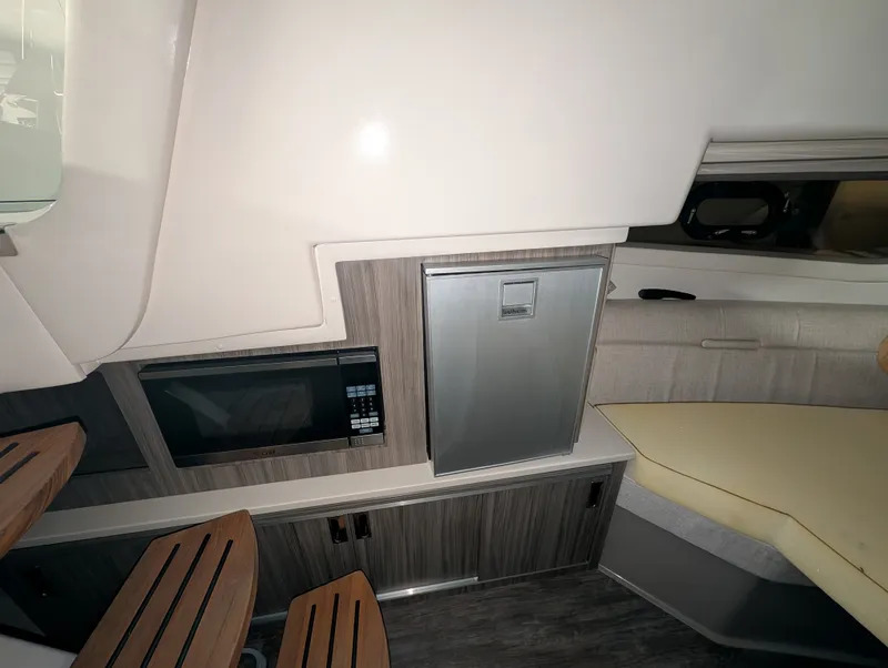 Slide: The Image of Sea Ray 320 SUNDANCER 2024 - 34