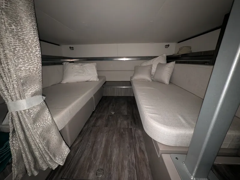 Slide: The Image of Sea Ray 320 SUNDANCER 2024 - 35