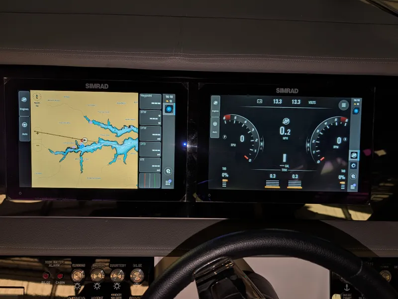 Slide: The Image of Sea Ray 320 SUNDANCER 2024 - 40