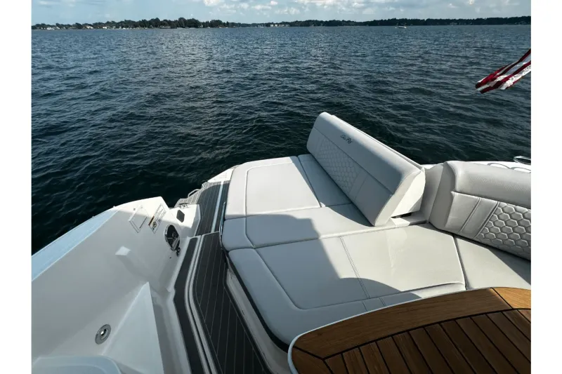 Slide: The Image of Sea Ray 320 SUNDANCER 2024 - 41