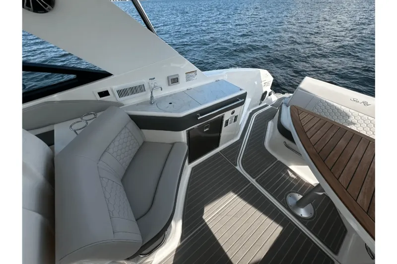 Slide: The Image of Sea Ray 320 SUNDANCER 2024 - 46