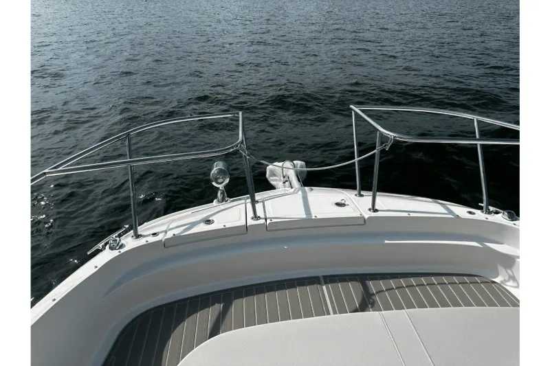 Slide: The Image of Sea Ray Sundancer 320 2024 - 15
