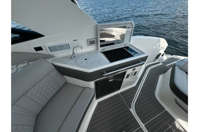 Slide: The Image of Sea Ray Sundancer 320 2024 - 17