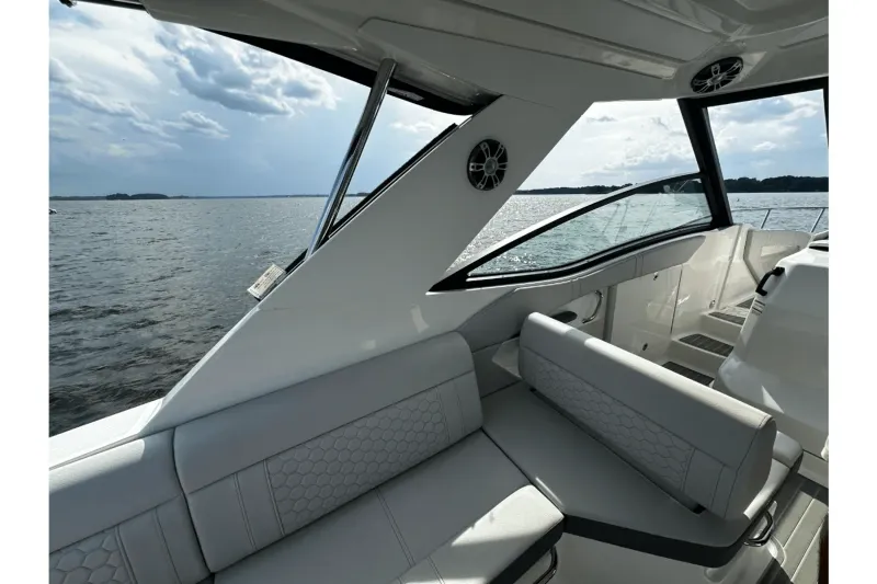 Slide: The Image of Sea Ray Sundancer 320 2024 - 19