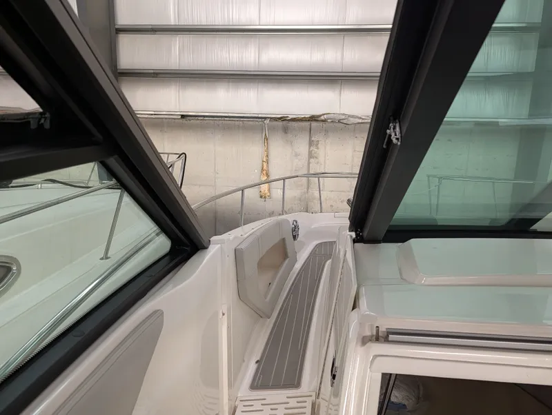 Slide: The Image of Sea Ray Sundancer 320 2024 - 27