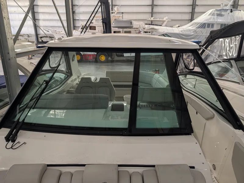 Slide: The Image of Sea Ray Sundancer 320 2024 - 31