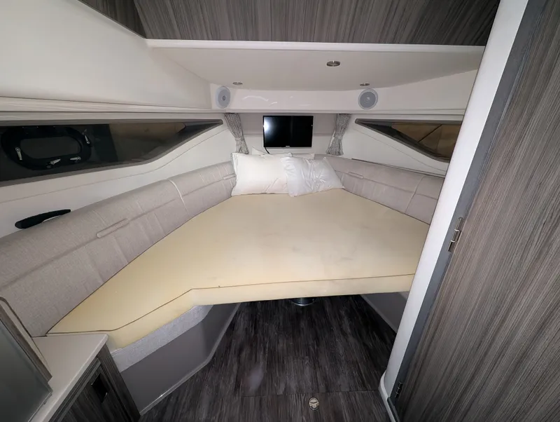 Slide: The Image of Sea Ray Sundancer 320 2024 - 33